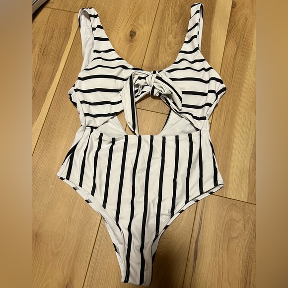 SHEIN Cutout One-piece - Picture 1 of 3